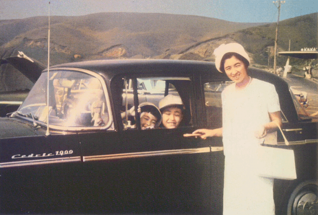 セドリックと家族が写った写真