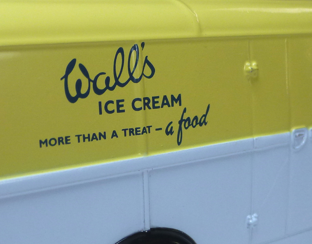 K8の側面にあるロゴ