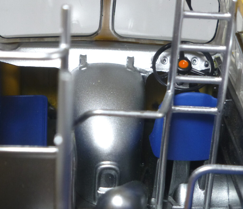 運転席の隣りにあるエンジン