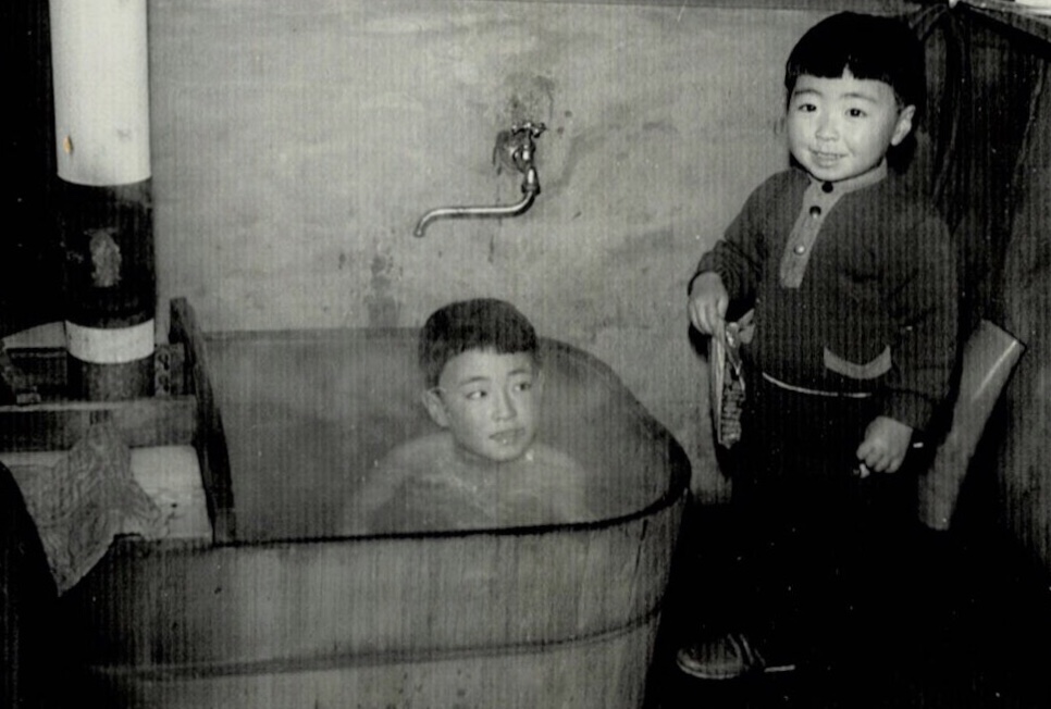 鉄砲風呂に入っている子供。洗い場にも子供が立っている。